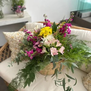 Ramo Capazo con flor fresca de temporada