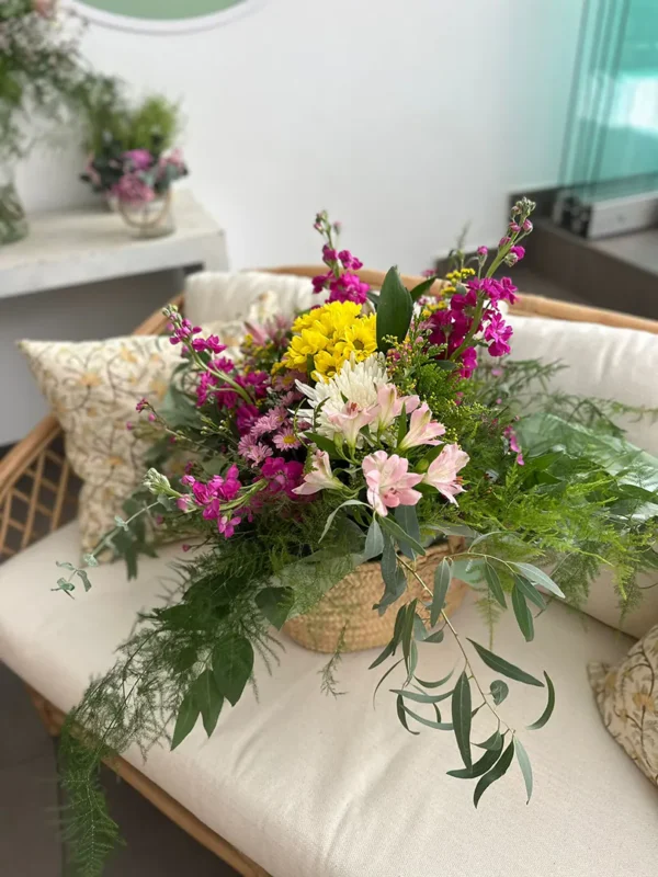 Ramo Capazo con flor fresca de temporada