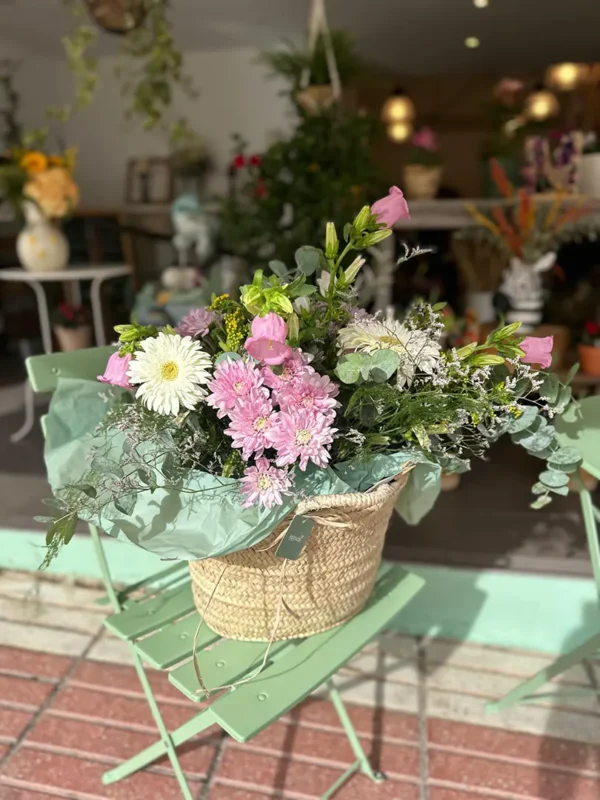 Ramo Capazo con flor fresca de temporada - Imagen 3