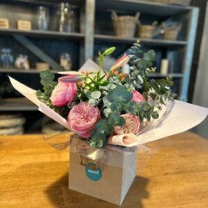 Ramo de Rosas de jard铆n y Liliums