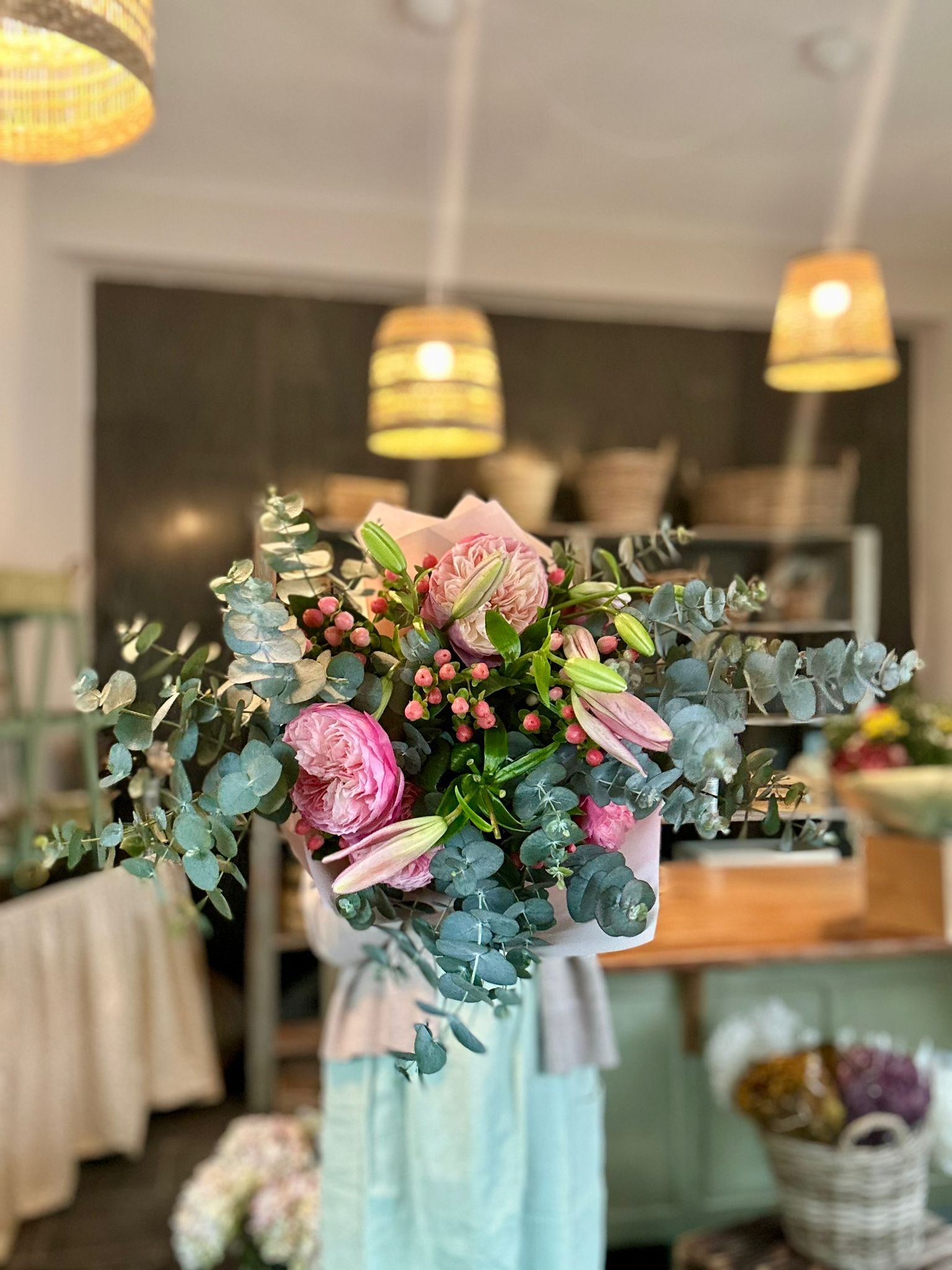 Ramo de Rosas de jardín y Liliums - Imagen 2