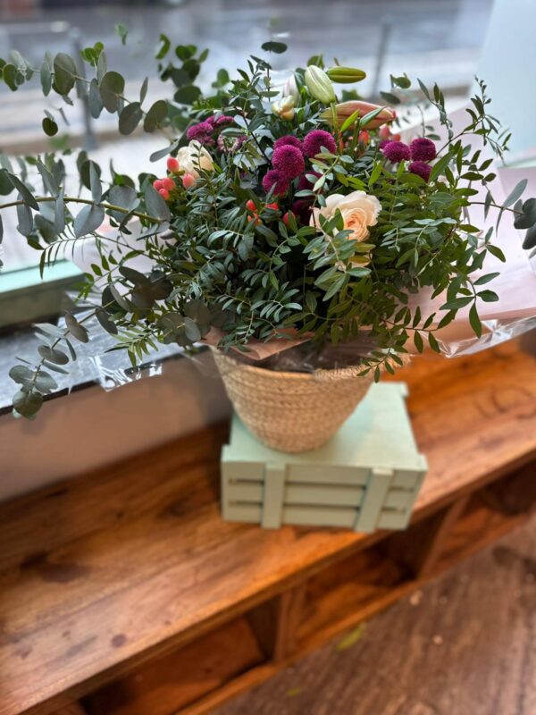 Ramo Capazo con flor fresca de temporada - Imagen 4