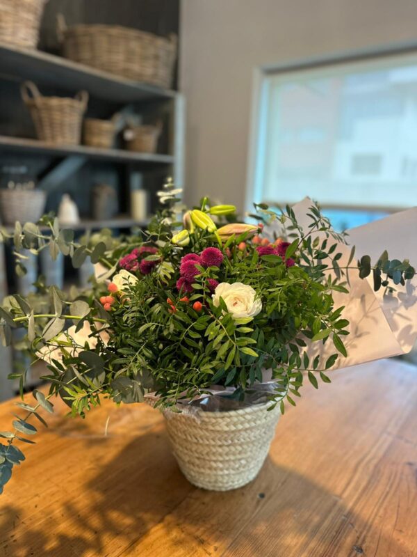 Ramo Capazo con flor fresca de temporada - Imagen 2