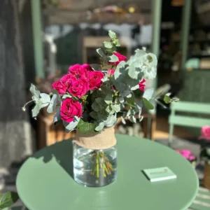 Ramo de rosas pitiminí y Eucalipto en Jarrón de Cristal