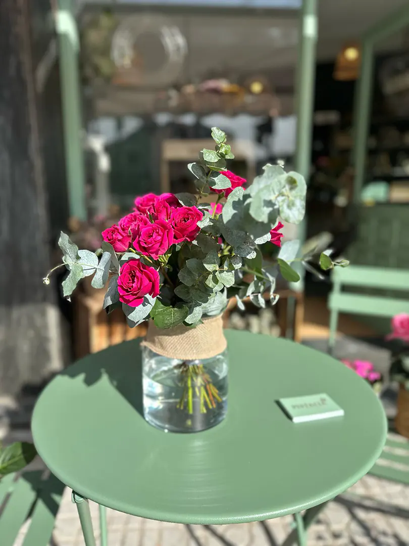Ramo de rosas pitiminí y Eucalipto en Jarrón de Cristal