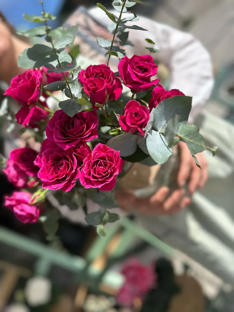 Ramo de rosas pitiminí y Eucalipto en Jarrón de Cristal - Imagen 2