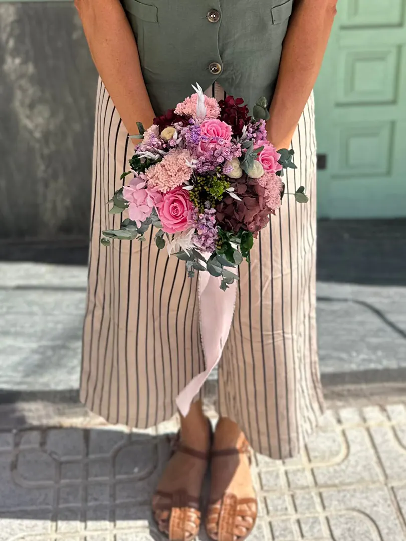 Déjate envolver por la dulzura y sofisticación del ramo Claudia, una creación artesanal realizada con flores 100 % preservadas que mantienen su belleza intacta durante años. Este diseño exclusivo destaca por su paleta de tonos rosados, burdeos y lavanda, perfecta para ocasiones especiales o como pieza decorativa atemporal.