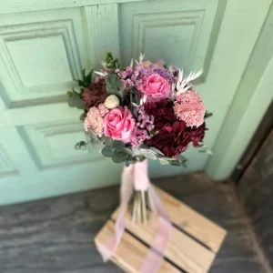 Ramo-Claudia Déjate envolver por la dulzura y sofisticación del ramo Claudia, una creación artesanal realizada con flores 100 % preservadas que mantienen su belleza intacta durante años. Este diseño exclusivo destaca por su paleta de tonos rosados, burdeos y lavanda, perfecta para ocasiones especiales o como pieza decorativa atemporal.