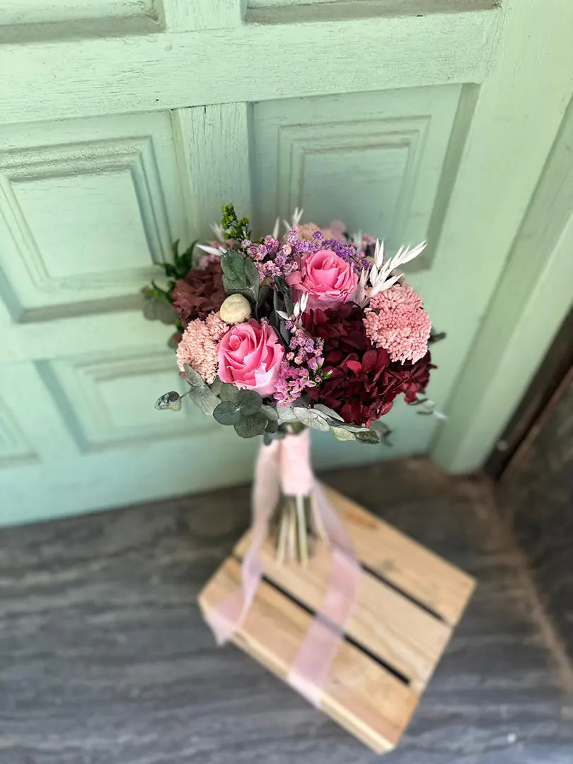 Déjate envolver por la dulzura y sofisticación del ramo Claudia, una creación artesanal realizada con flores 100 % preservadas que mantienen su belleza intacta durante años. Este diseño exclusivo destaca por su paleta de tonos rosados, burdeos y lavanda, perfecta para ocasiones especiales o como pieza decorativa atemporal.