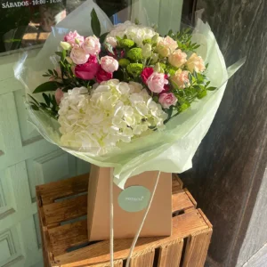 Ramo de hortensias y rosas