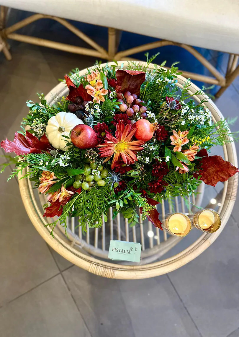 Centro Otoño con flores y frutas de temporada