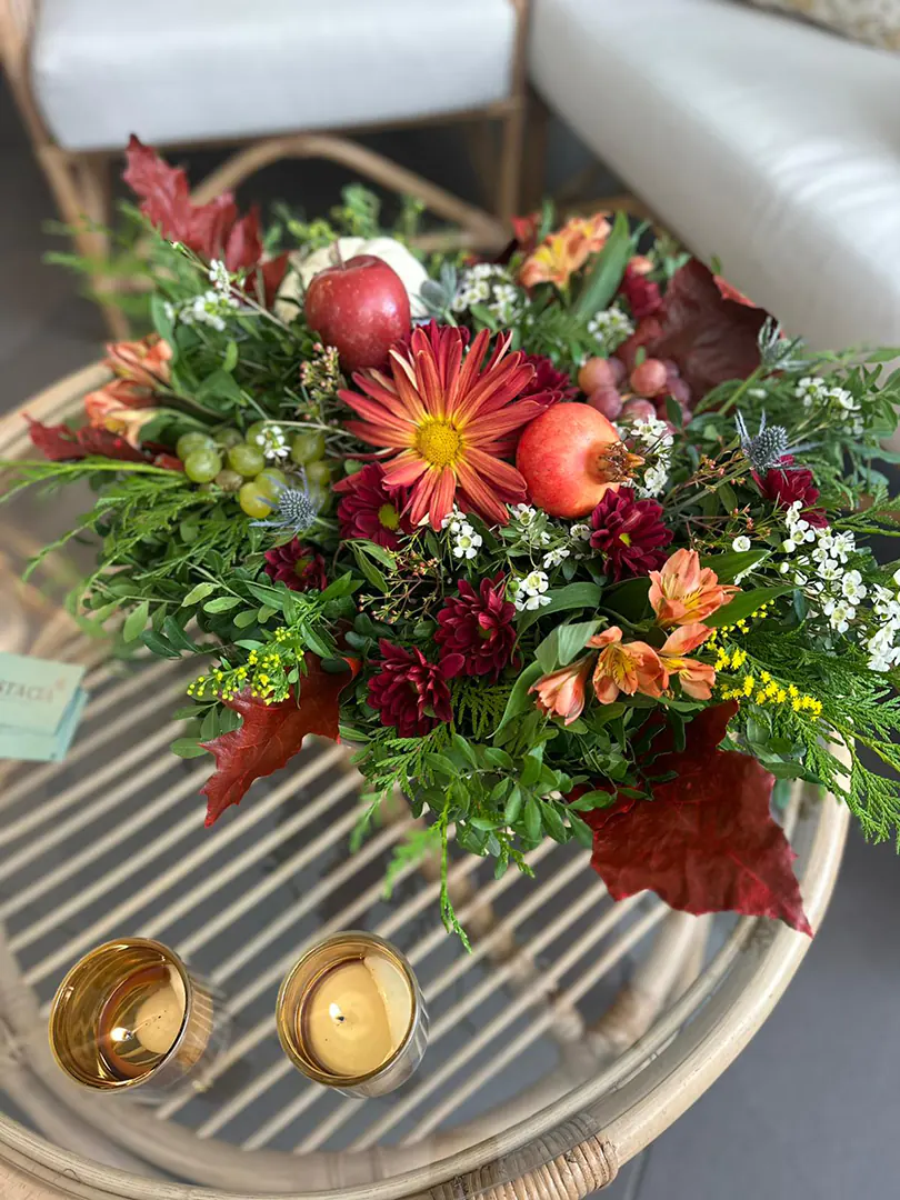 Centro Otoño con flores y frutas de temporada
