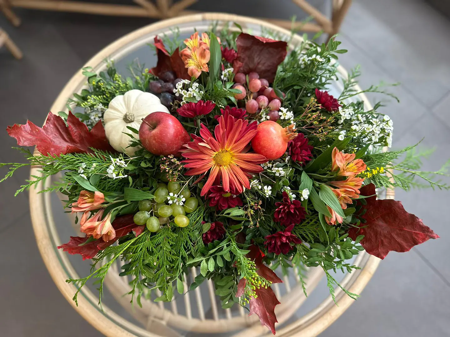 Centro Otoño con flores y frutas de temporada