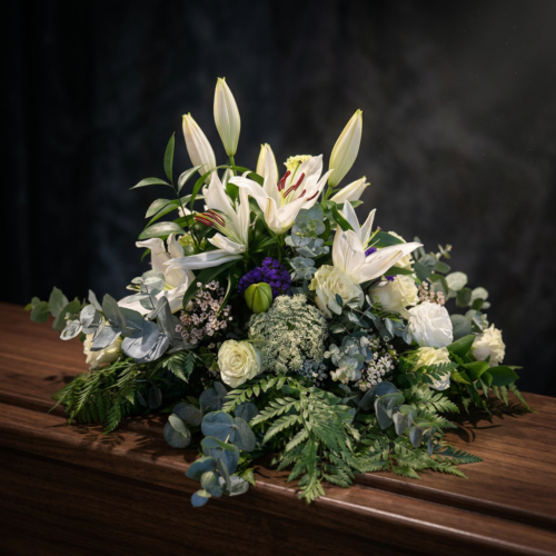 Arreglo floral para funeral de colores blancos y neutros