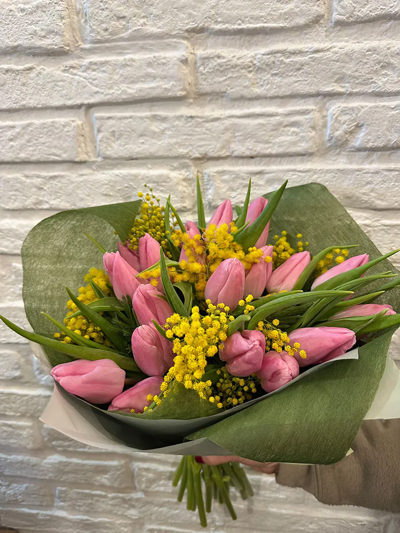 Ramo de 20 tulipanes con flor de temporada